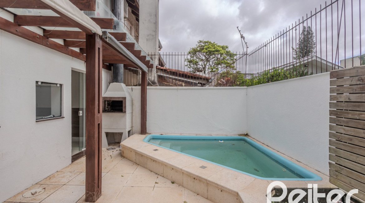 Casa à venda com 213m², 3 dormitórios, 3 suítes, 2 vagas, no bairro Tristeza em Porto Alegre