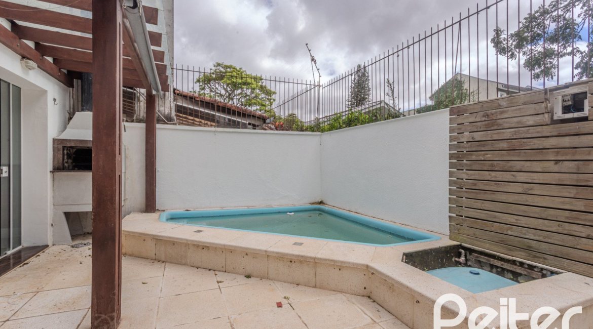 Casa à venda com 213m², 3 dormitórios, 3 suítes, 2 vagas, no bairro Tristeza em Porto Alegre