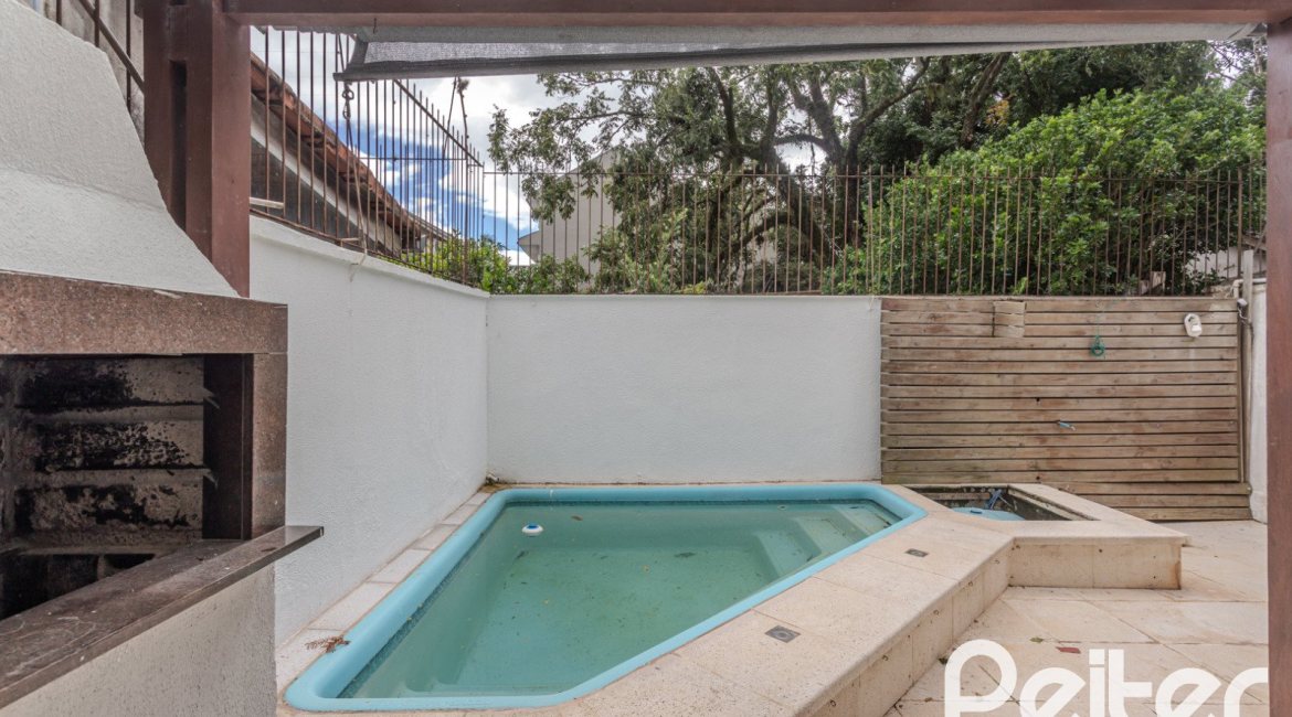 Casa à venda com 213m², 3 dormitórios, 3 suítes, 2 vagas, no bairro Tristeza em Porto Alegre