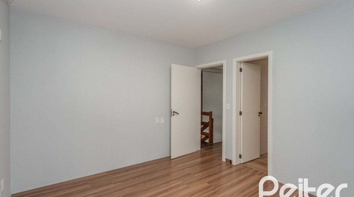 Casa à venda com 213m², 3 dormitórios, 3 suítes, 2 vagas, no bairro Tristeza em Porto Alegre