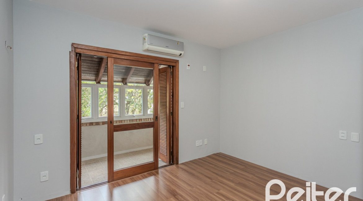Casa à venda com 213m², 3 dormitórios, 3 suítes, 2 vagas, no bairro Tristeza em Porto Alegre