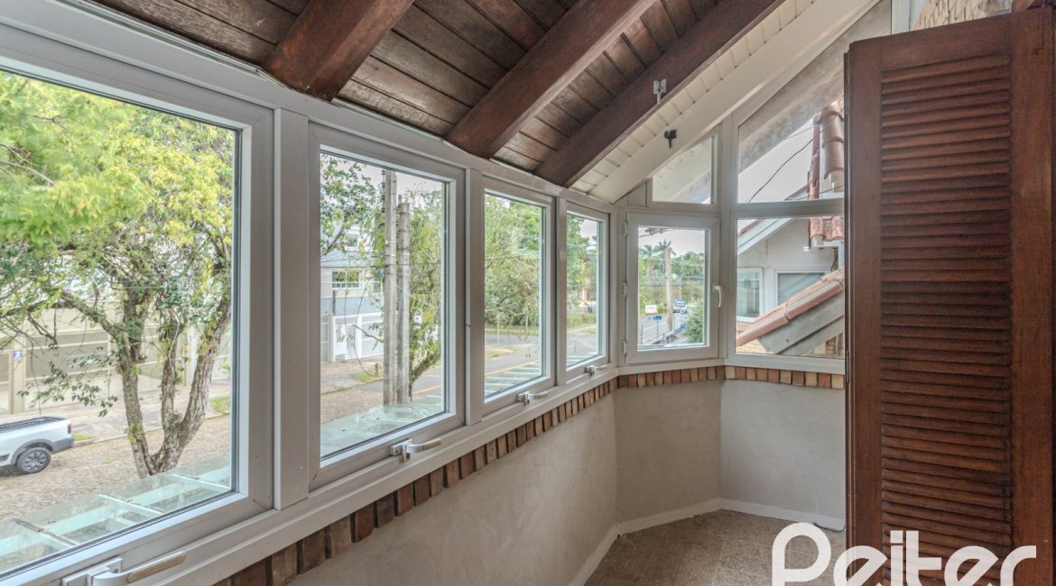 Casa à venda com 213m², 3 dormitórios, 3 suítes, 2 vagas, no bairro Tristeza em Porto Alegre