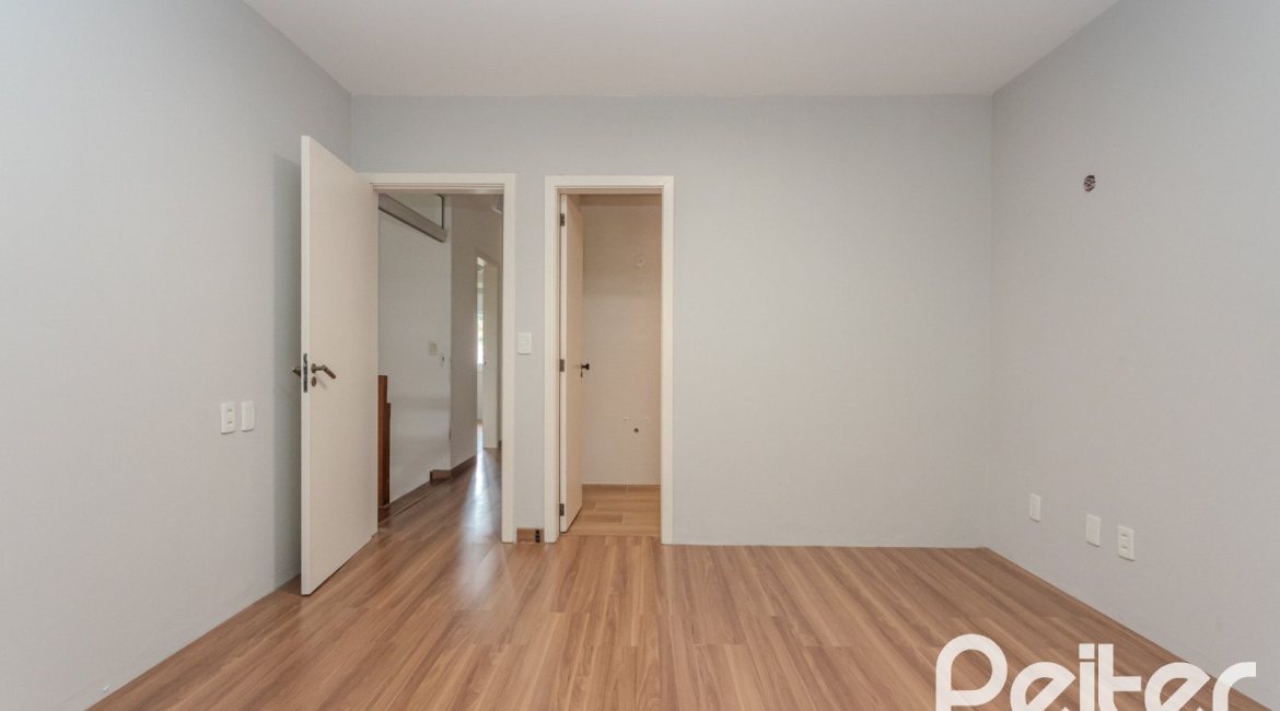 Casa à venda com 213m², 3 dormitórios, 3 suítes, 2 vagas, no bairro Tristeza em Porto Alegre