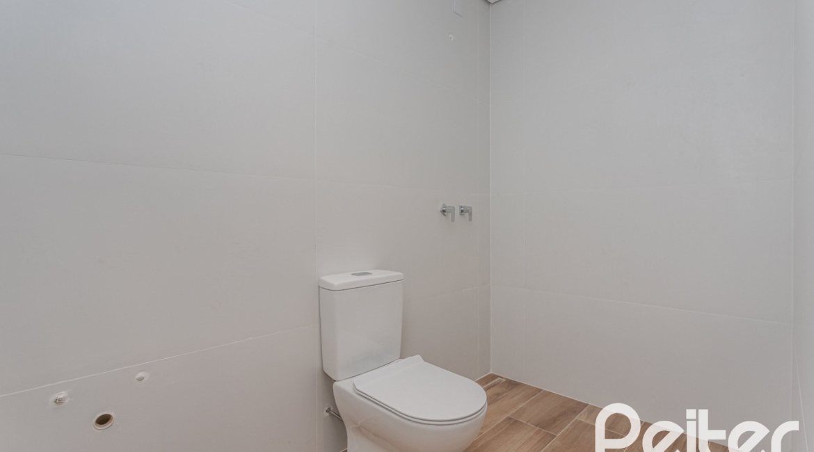 Casa à venda com 213m², 3 dormitórios, 3 suítes, 2 vagas, no bairro Tristeza em Porto Alegre