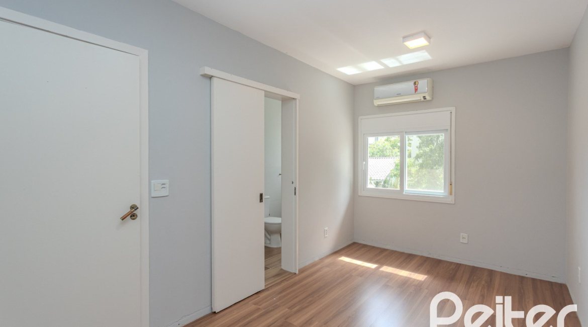 Casa à venda com 213m², 3 dormitórios, 3 suítes, 2 vagas, no bairro Tristeza em Porto Alegre
