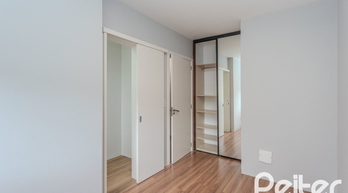 Casa à venda com 213m², 3 dormitórios, 3 suítes, 2 vagas, no bairro Tristeza em Porto Alegre