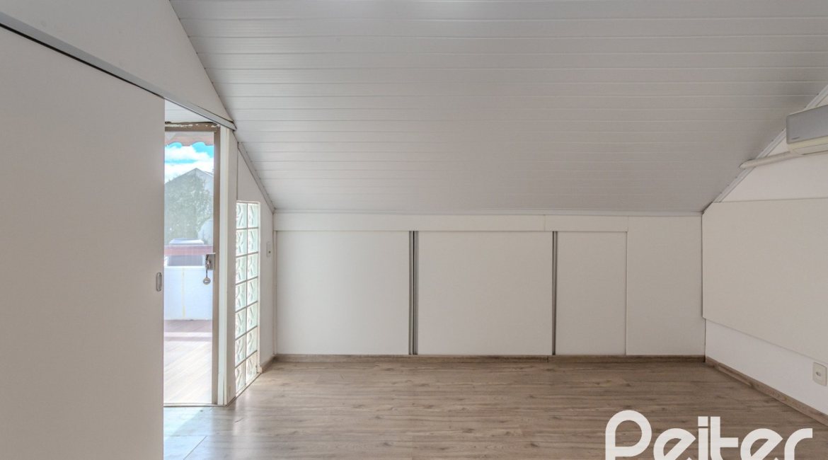 Casa à venda com 213m², 3 dormitórios, 3 suítes, 2 vagas, no bairro Tristeza em Porto Alegre