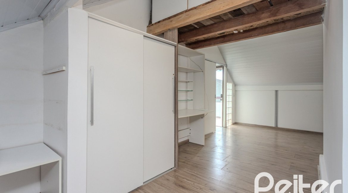 Casa à venda com 213m², 3 dormitórios, 3 suítes, 2 vagas, no bairro Tristeza em Porto Alegre