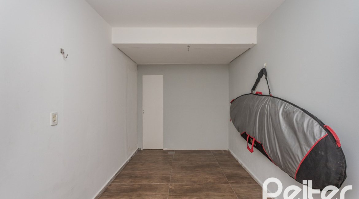 Casa à venda com 213m², 3 dormitórios, 3 suítes, 2 vagas, no bairro Tristeza em Porto Alegre
