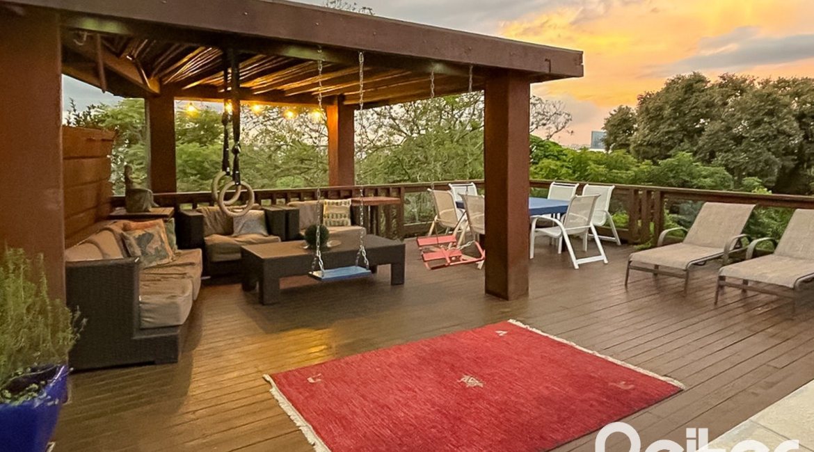 Casa à venda com 450m², 4 dormitórios, 2 suítes, 3 vagas, no bairro Vila Assunção em Porto Alegre