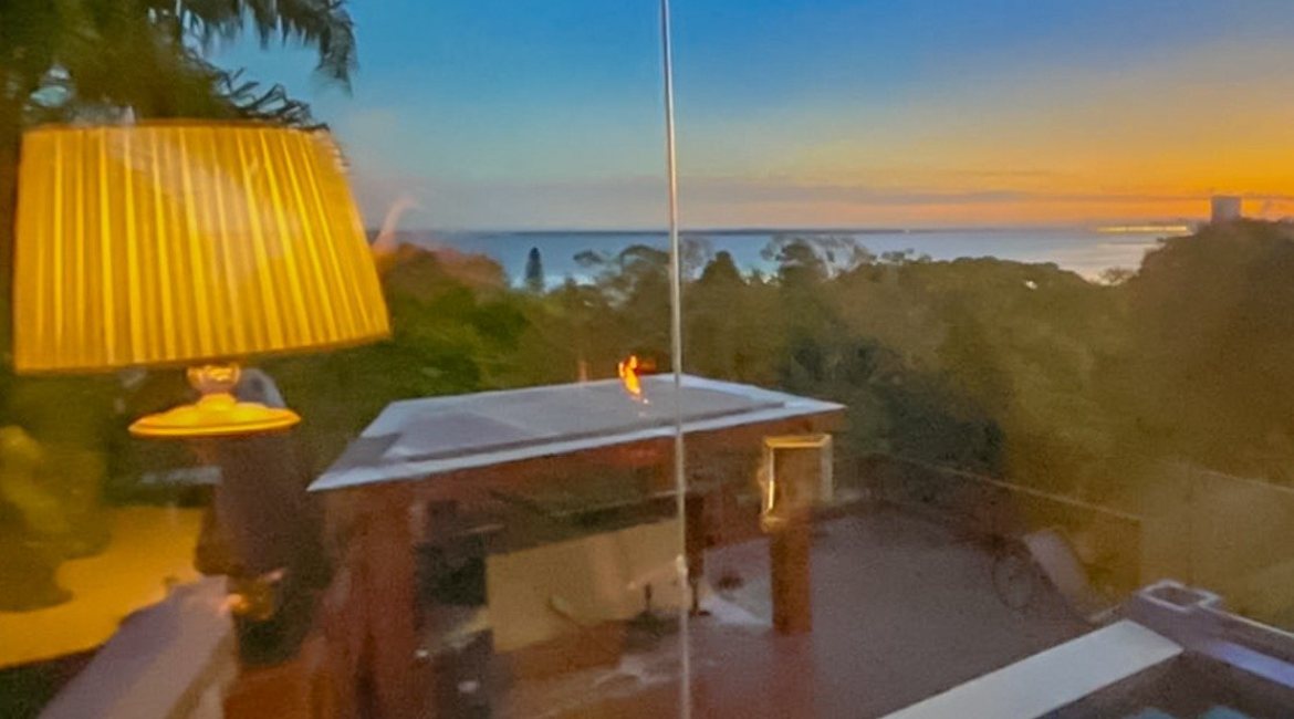 Casa à venda com 450m², 4 dormitórios, 2 suítes, 3 vagas, no bairro Vila Assunção em Porto Alegre