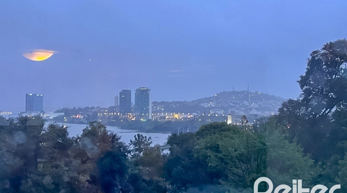 Casa à venda com 450m², 4 dormitórios, 2 suítes, 3 vagas, no bairro Vila Assunção em Porto Alegre