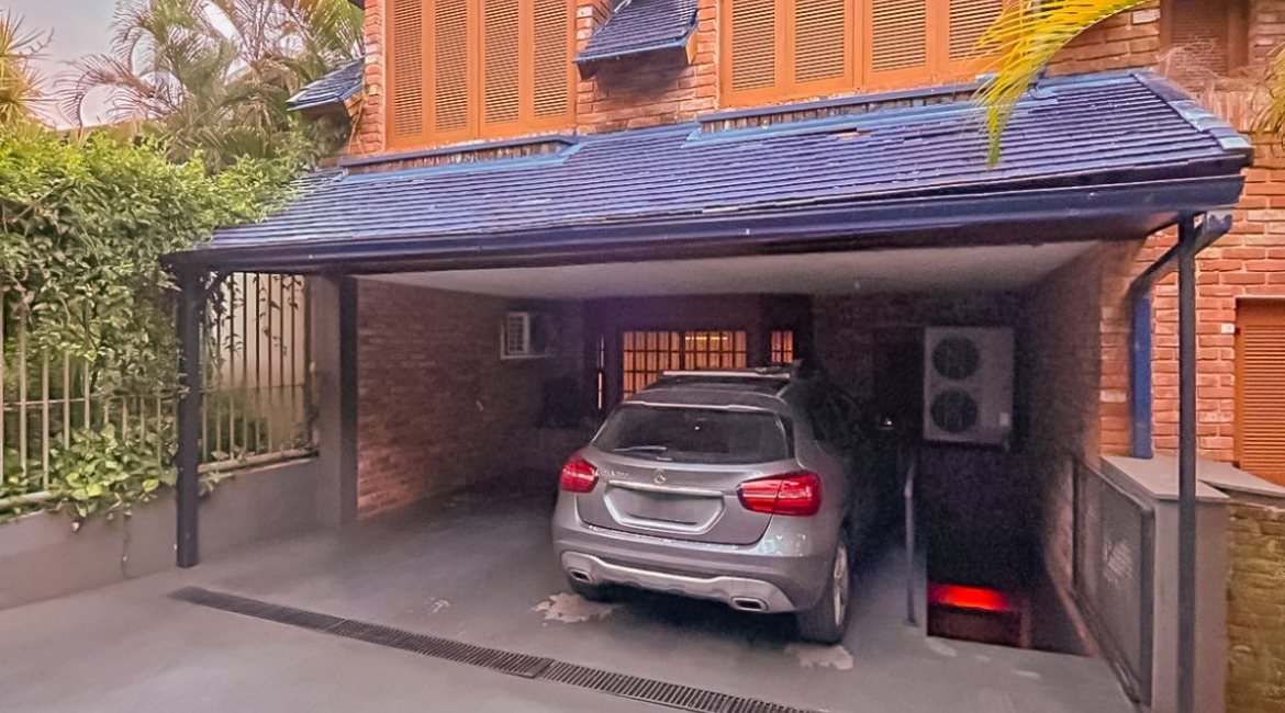 Casa à venda com 450m², 4 dormitórios, 2 suítes, 3 vagas, no bairro Vila Assunção em Porto Alegre