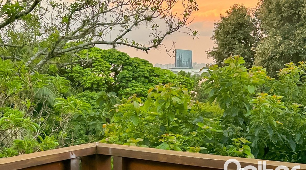 Casa à venda com 450m², 4 dormitórios, 2 suítes, 3 vagas, no bairro Vila Assunção em Porto Alegre