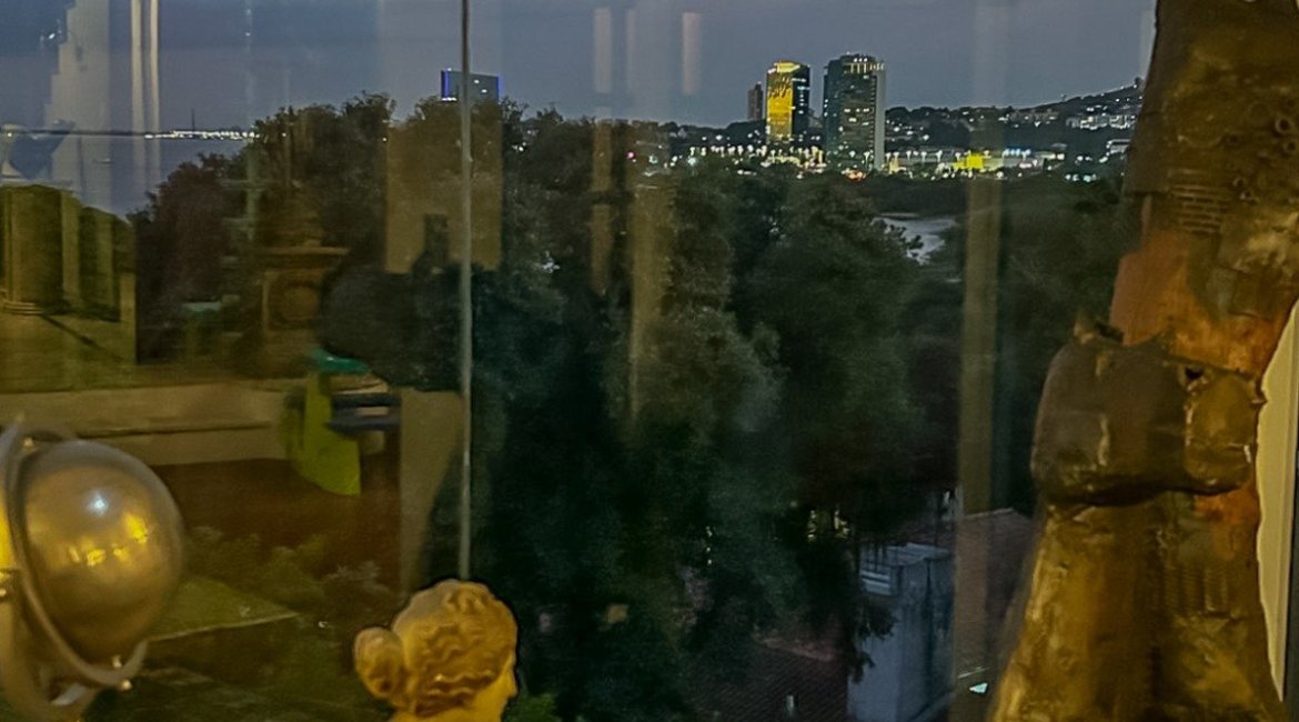 Casa à venda com 450m², 4 dormitórios, 2 suítes, 3 vagas, no bairro Vila Assunção em Porto Alegre