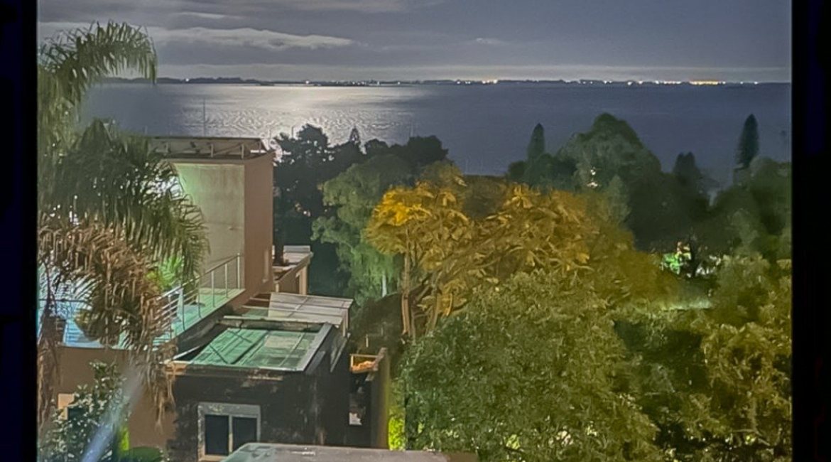 Casa à venda com 450m², 4 dormitórios, 2 suítes, 3 vagas, no bairro Vila Assunção em Porto Alegre