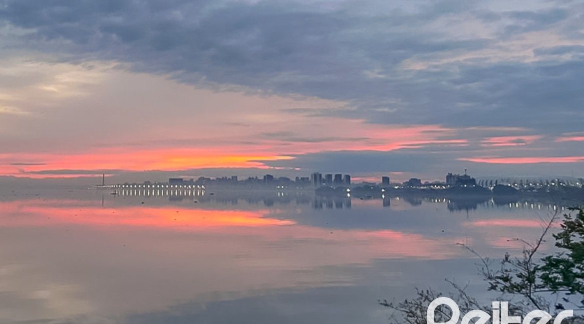 Casa à venda com 450m², 4 dormitórios, 2 suítes, 3 vagas, no bairro Vila Assunção em Porto Alegre