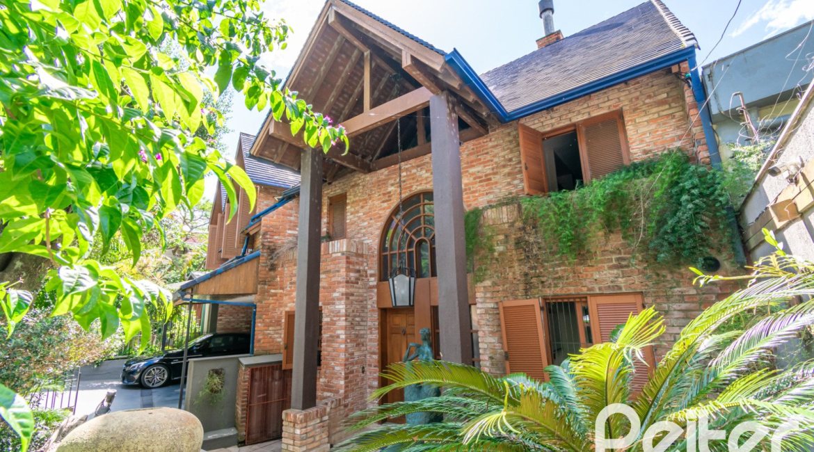 Casa à venda com 450m², 4 dormitórios, 2 suítes, 3 vagas, no bairro Vila Assunção em Porto Alegre