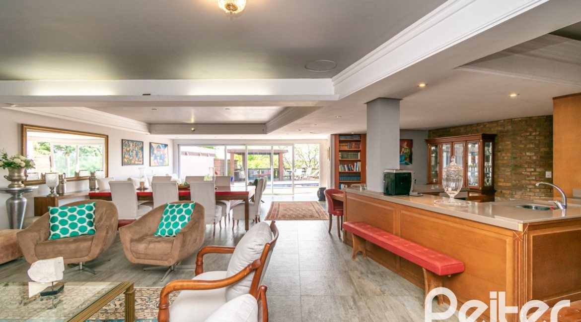 Casa à venda com 450m², 4 dormitórios, 2 suítes, 3 vagas, no bairro Vila Assunção em Porto Alegre