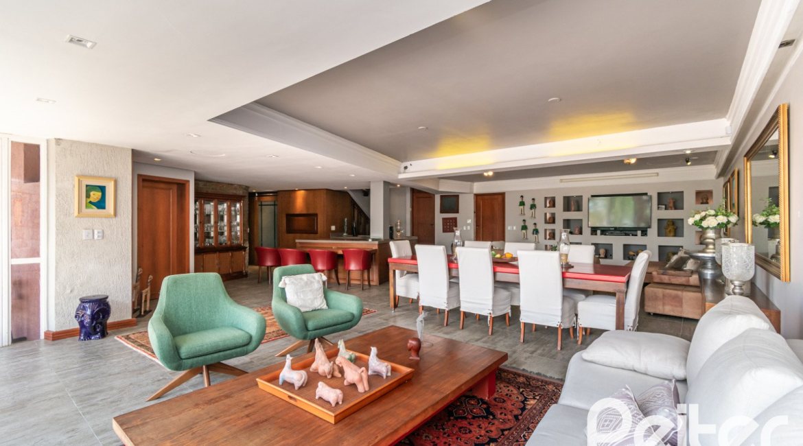 Casa à venda com 450m², 4 dormitórios, 2 suítes, 3 vagas, no bairro Vila Assunção em Porto Alegre