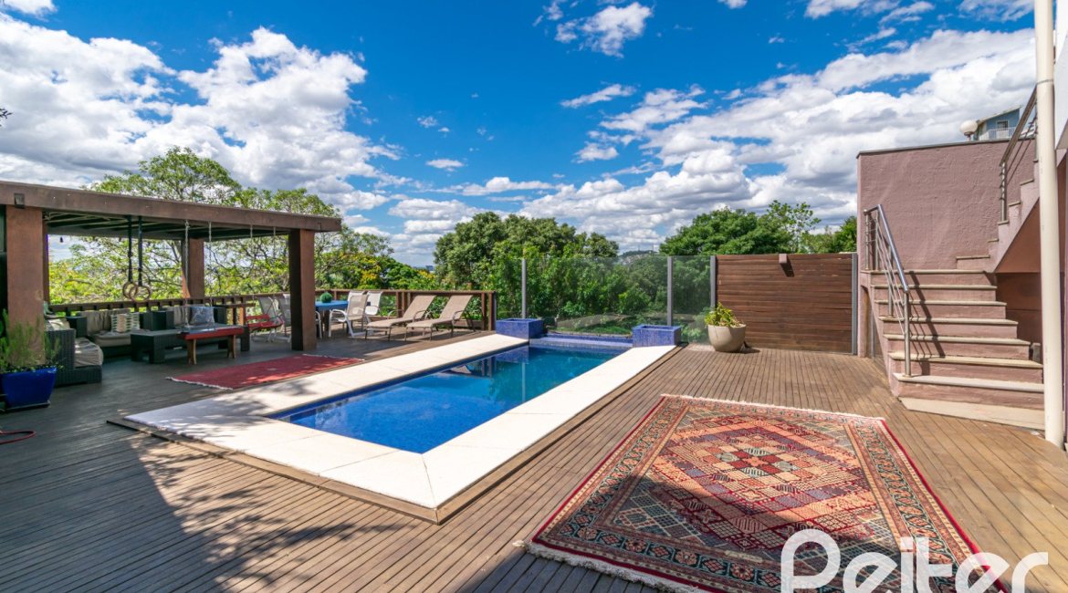 Casa à venda com 450m², 4 dormitórios, 2 suítes, 3 vagas, no bairro Vila Assunção em Porto Alegre