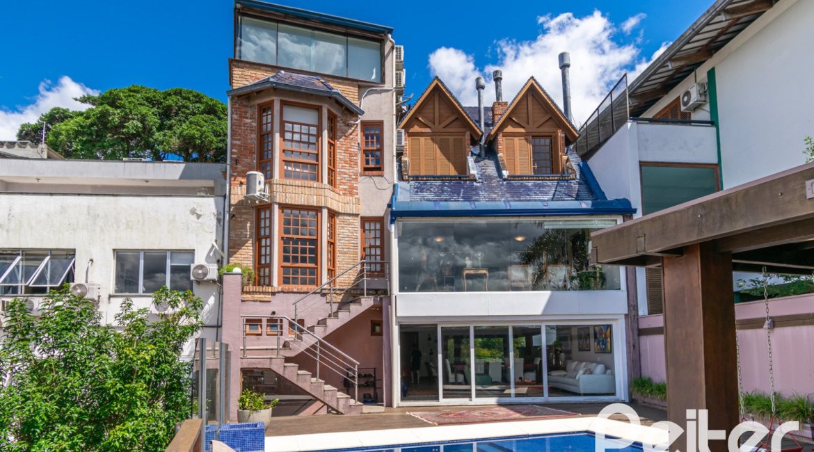 Casa à venda com 450m², 4 dormitórios, 2 suítes, 3 vagas, no bairro Vila Assunção em Porto Alegre