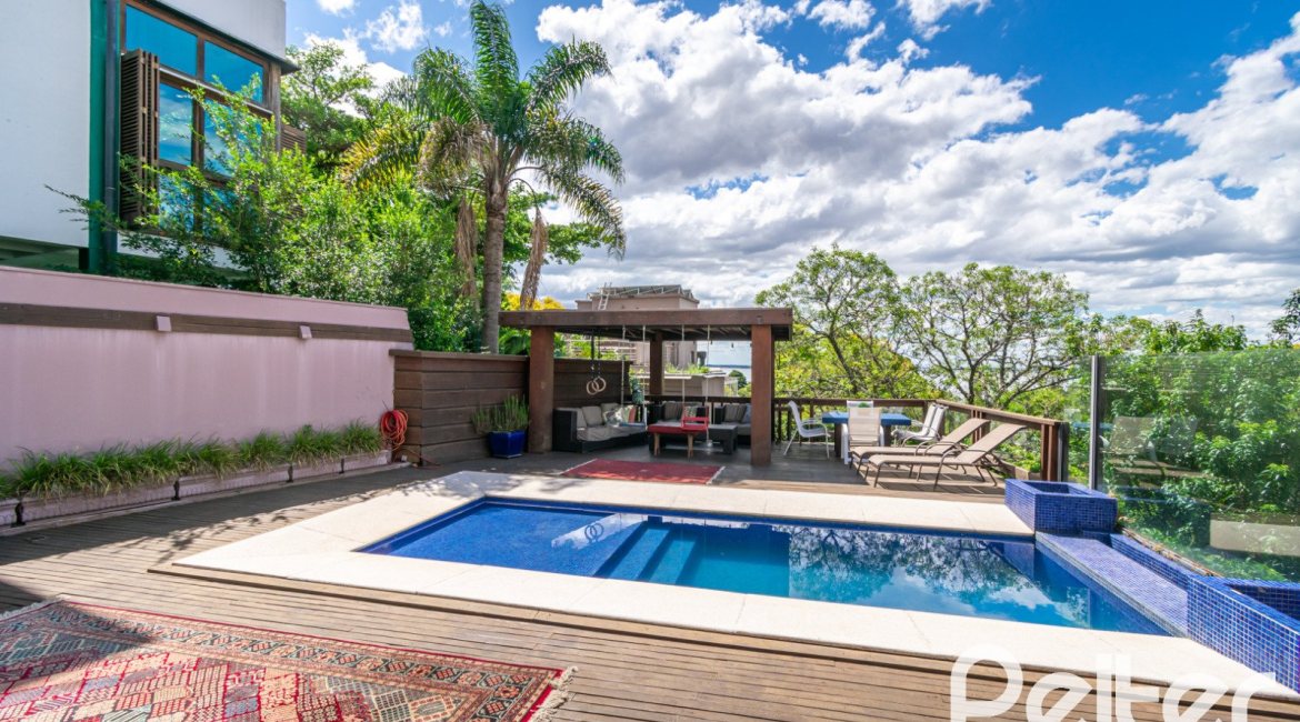 Casa à venda com 450m², 4 dormitórios, 2 suítes, 3 vagas, no bairro Vila Assunção em Porto Alegre