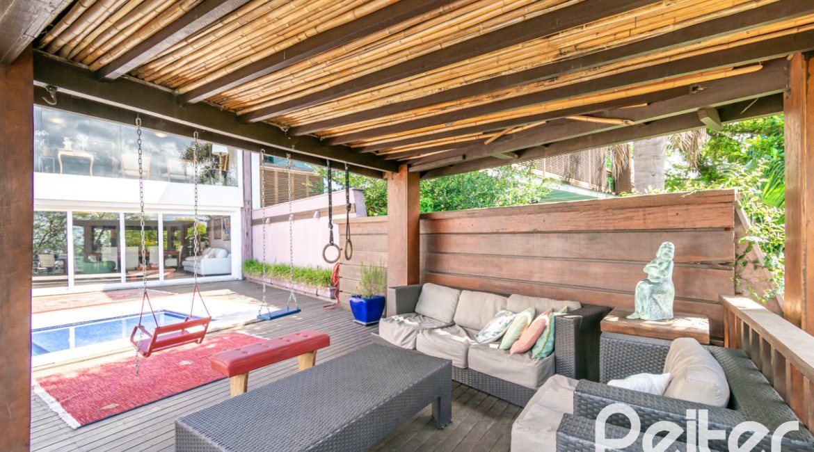 Casa à venda com 450m², 4 dormitórios, 2 suítes, 3 vagas, no bairro Vila Assunção em Porto Alegre