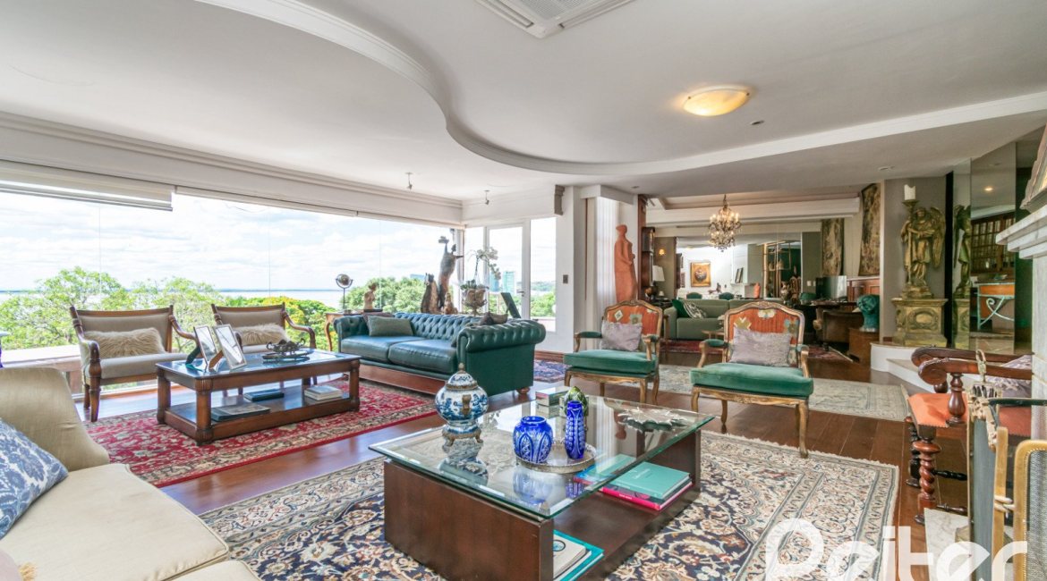 Casa à venda com 450m², 4 dormitórios, 2 suítes, 3 vagas, no bairro Vila Assunção em Porto Alegre