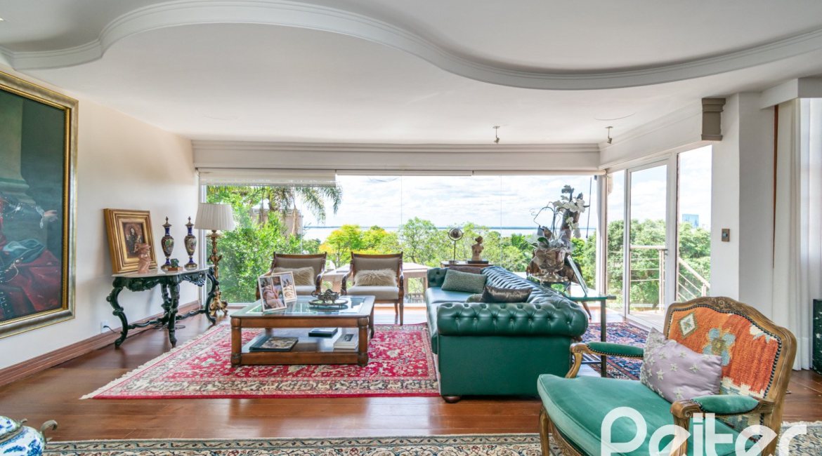 Casa à venda com 450m², 4 dormitórios, 2 suítes, 3 vagas, no bairro Vila Assunção em Porto Alegre