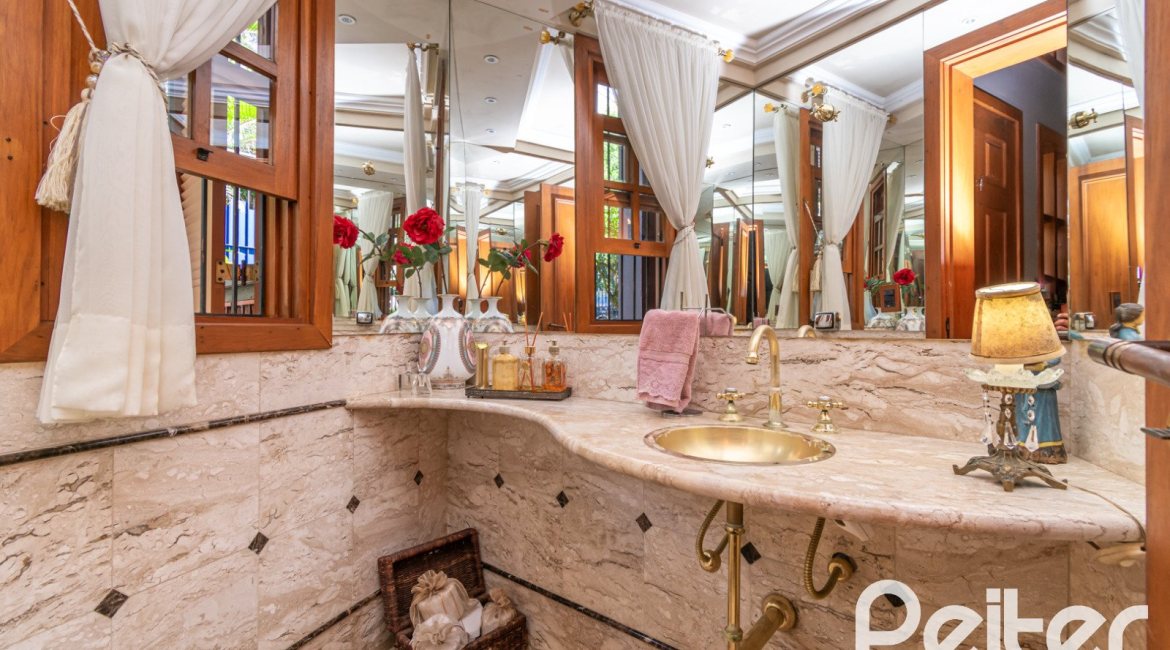 Casa à venda com 450m², 4 dormitórios, 2 suítes, 3 vagas, no bairro Vila Assunção em Porto Alegre