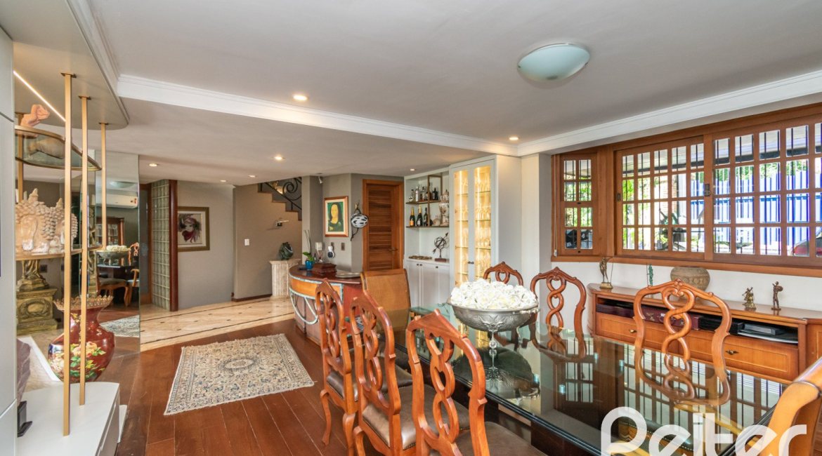 Casa à venda com 450m², 4 dormitórios, 2 suítes, 3 vagas, no bairro Vila Assunção em Porto Alegre