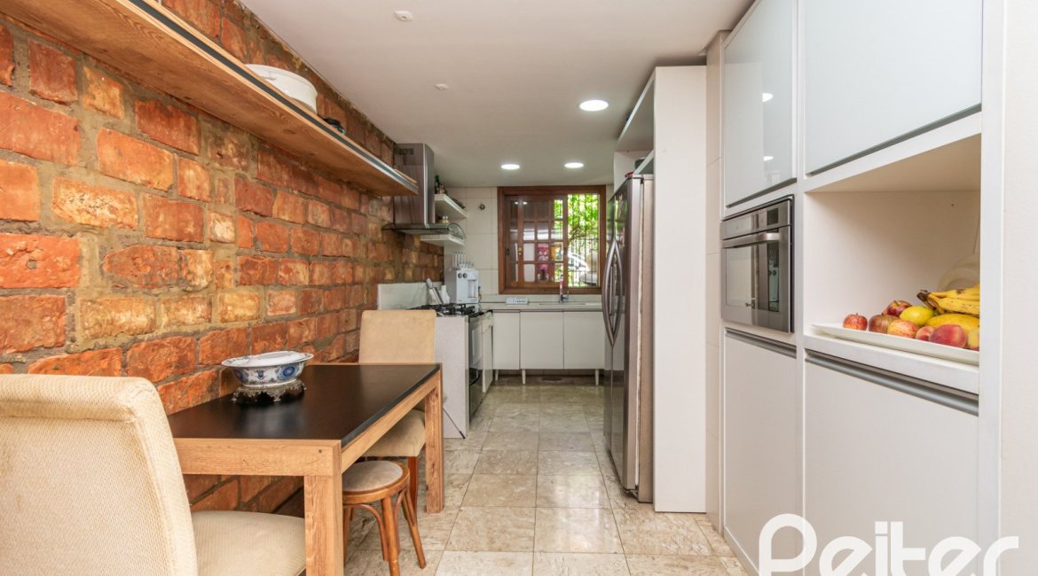 Casa à venda com 450m², 4 dormitórios, 2 suítes, 3 vagas, no bairro Vila Assunção em Porto Alegre