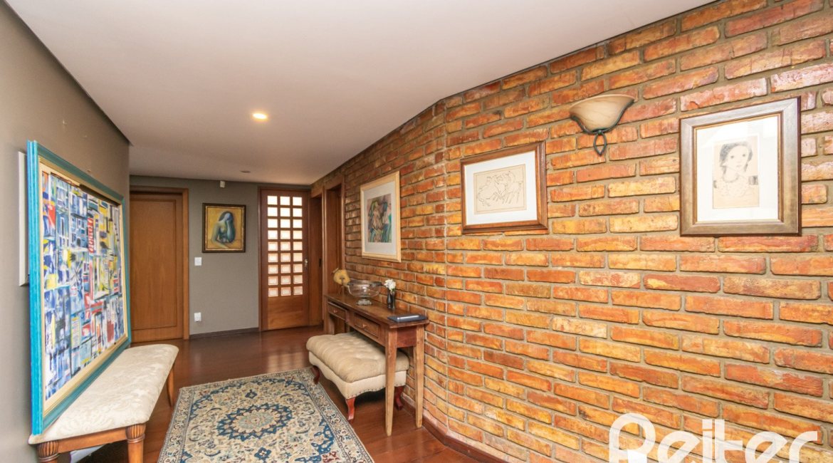 Casa à venda com 450m², 4 dormitórios, 2 suítes, 3 vagas, no bairro Vila Assunção em Porto Alegre