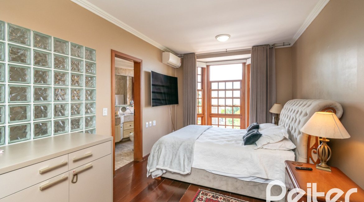 Casa à venda com 450m², 4 dormitórios, 2 suítes, 3 vagas, no bairro Vila Assunção em Porto Alegre