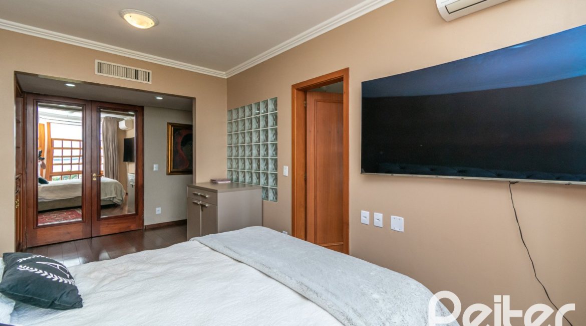 Casa à venda com 450m², 4 dormitórios, 2 suítes, 3 vagas, no bairro Vila Assunção em Porto Alegre