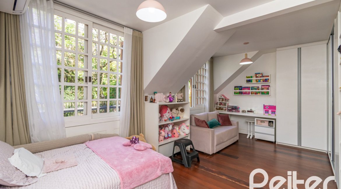 Casa à venda com 450m², 4 dormitórios, 2 suítes, 3 vagas, no bairro Vila Assunção em Porto Alegre