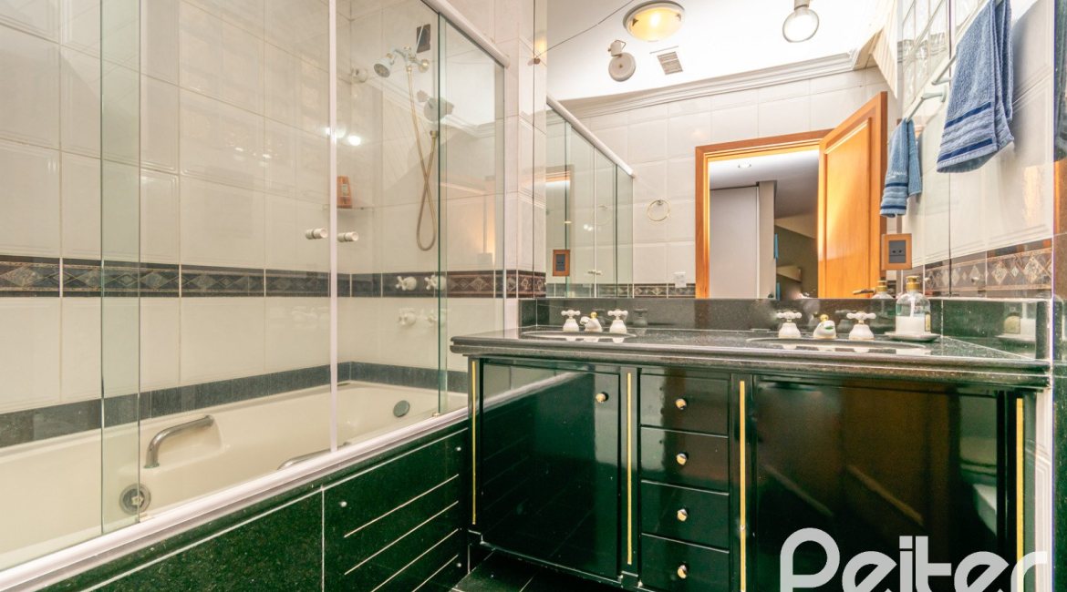 Casa à venda com 450m², 4 dormitórios, 2 suítes, 3 vagas, no bairro Vila Assunção em Porto Alegre