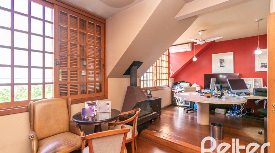 Casa à venda com 450m², 4 dormitórios, 2 suítes, 3 vagas, no bairro Vila Assunção em Porto Alegre