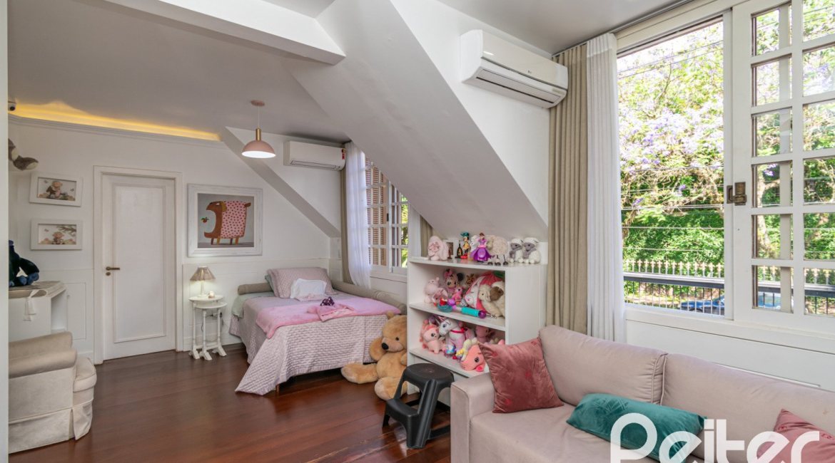 Casa à venda com 450m², 4 dormitórios, 2 suítes, 3 vagas, no bairro Vila Assunção em Porto Alegre