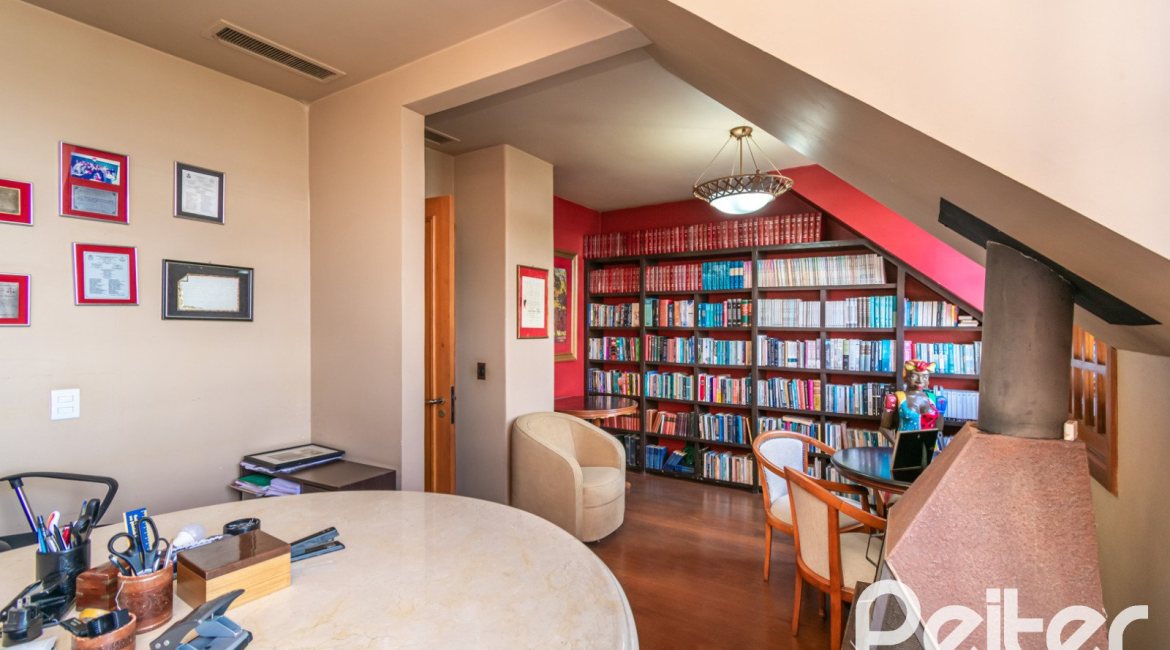 Casa à venda com 450m², 4 dormitórios, 2 suítes, 3 vagas, no bairro Vila Assunção em Porto Alegre