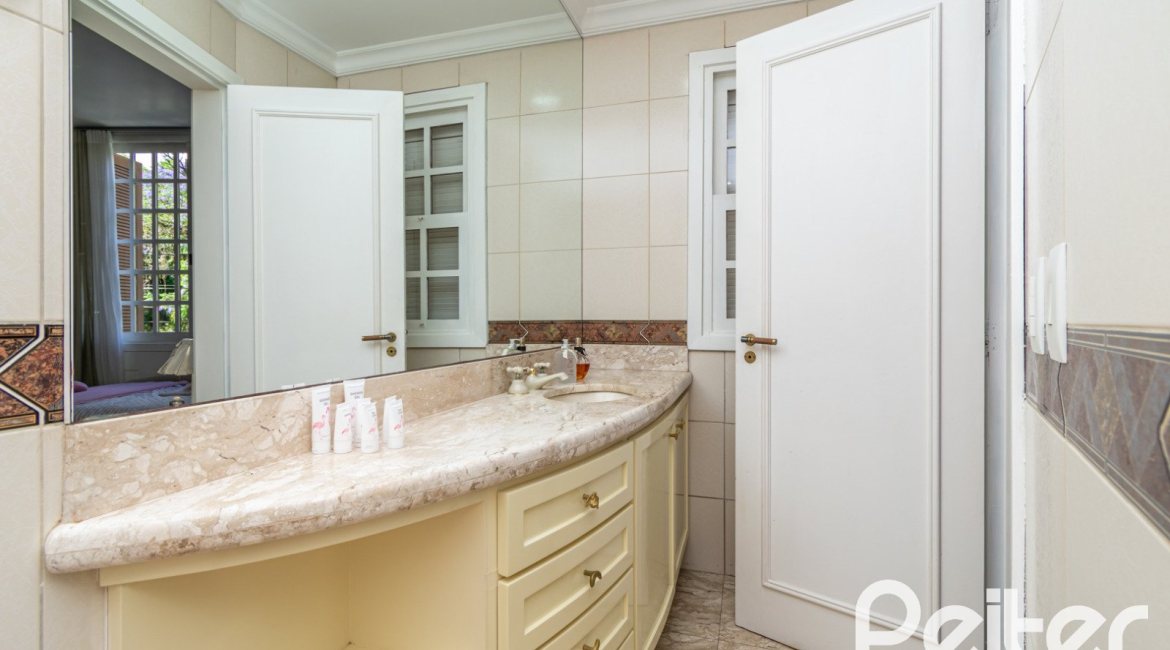 Casa à venda com 450m², 4 dormitórios, 2 suítes, 3 vagas, no bairro Vila Assunção em Porto Alegre