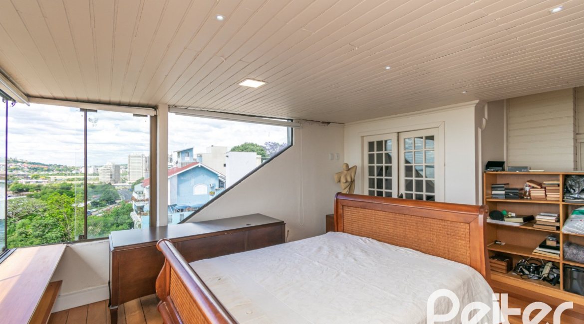 Casa à venda com 450m², 4 dormitórios, 2 suítes, 3 vagas, no bairro Vila Assunção em Porto Alegre