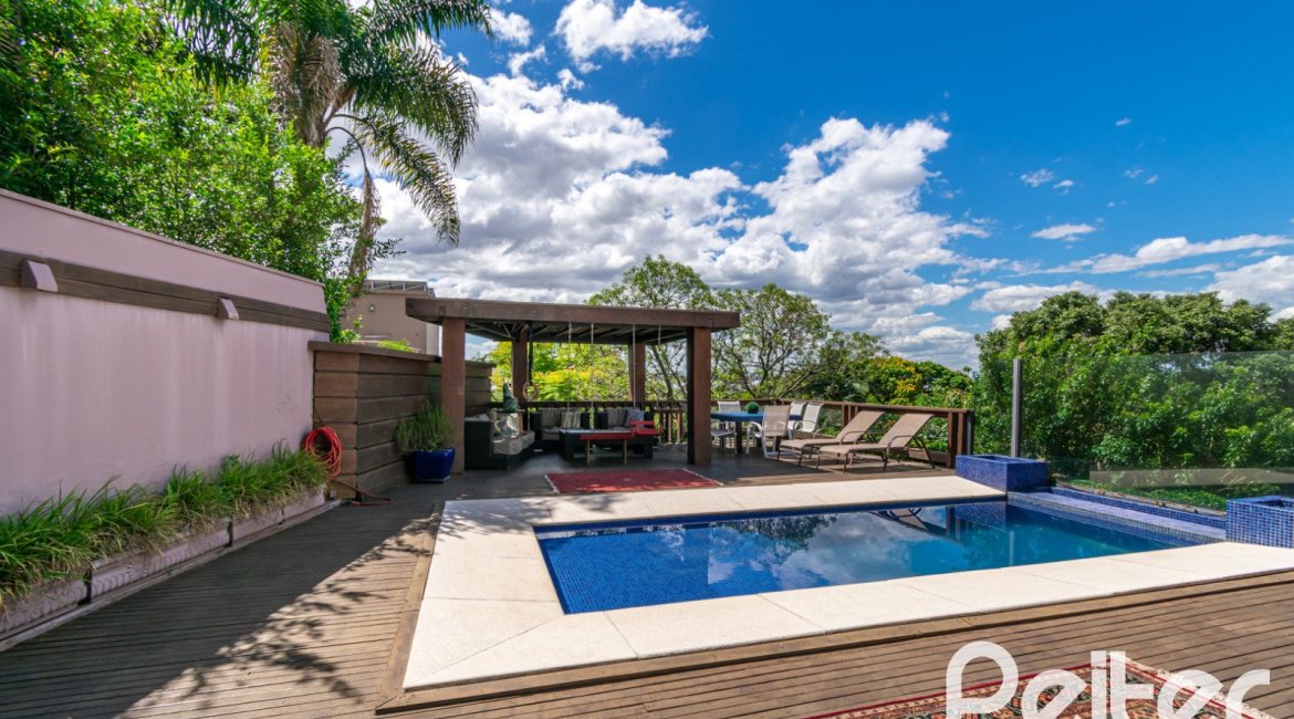 Casa à venda com 450m², 4 dormitórios, 2 suítes, 3 vagas, no bairro Vila Assunção em Porto Alegre