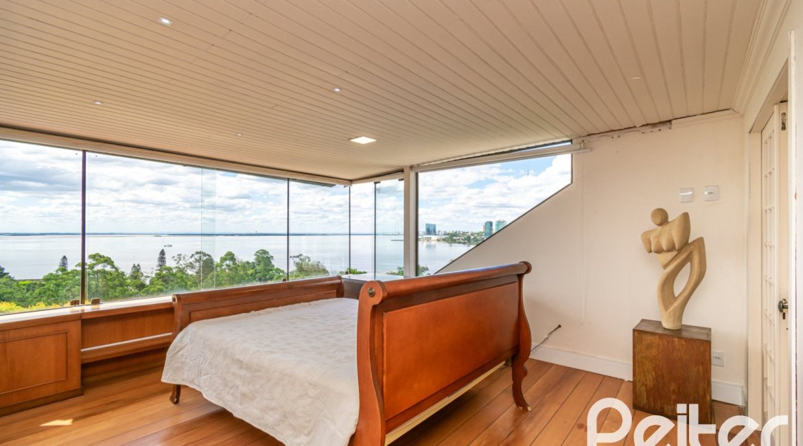 Casa à venda com 450m², 4 dormitórios, 2 suítes, 3 vagas, no bairro Vila Assunção em Porto Alegre