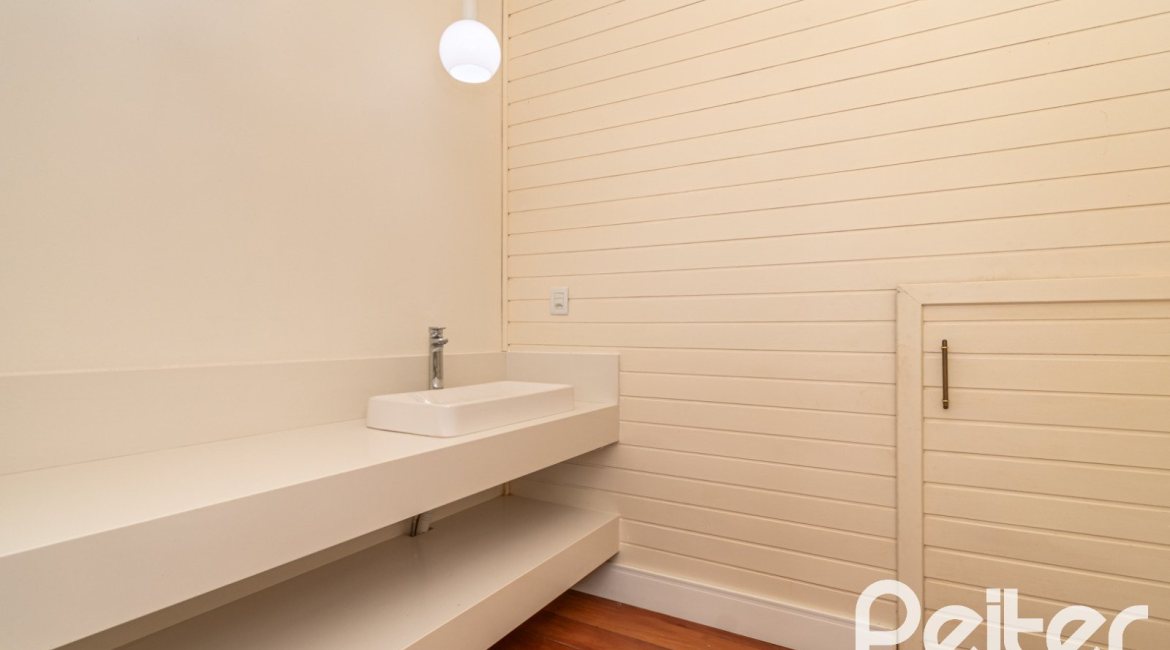 Casa à venda com 450m², 4 dormitórios, 2 suítes, 3 vagas, no bairro Vila Assunção em Porto Alegre