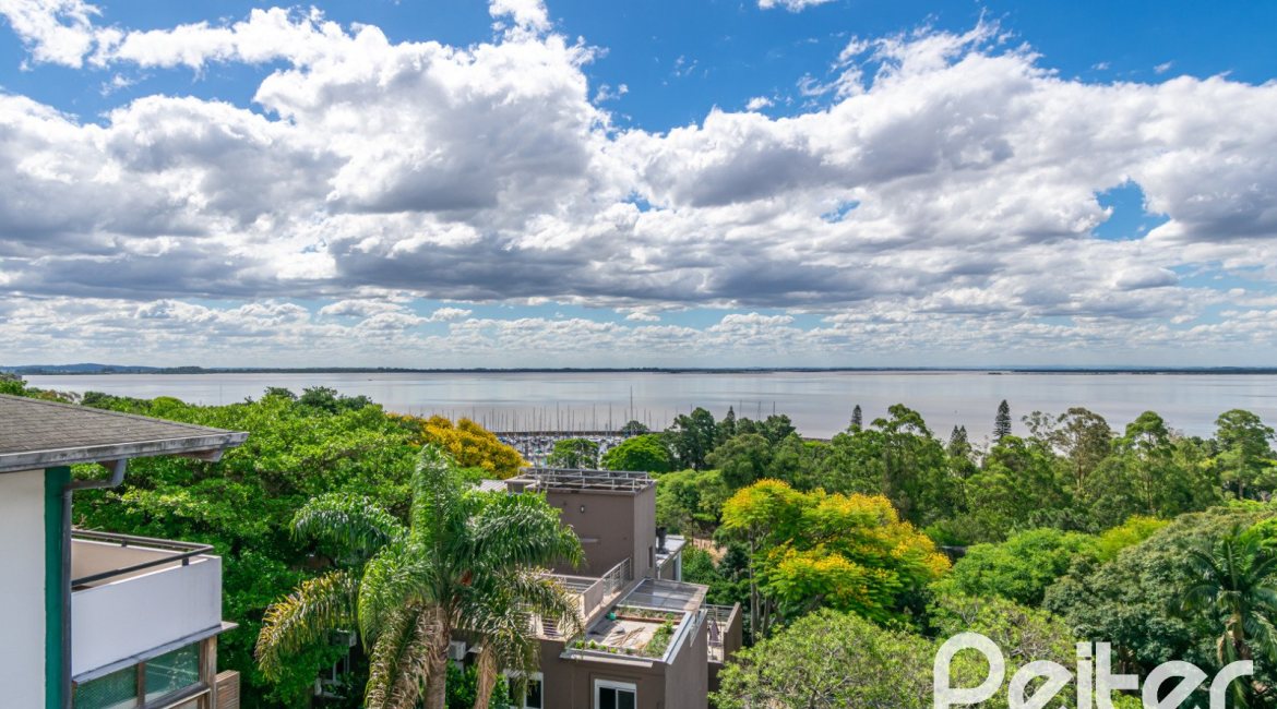 Casa à venda com 450m², 4 dormitórios, 2 suítes, 3 vagas, no bairro Vila Assunção em Porto Alegre