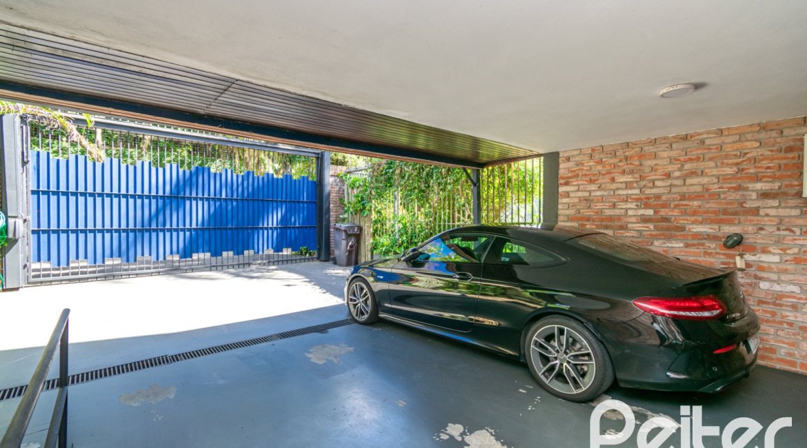 Casa à venda com 450m², 4 dormitórios, 2 suítes, 3 vagas, no bairro Vila Assunção em Porto Alegre