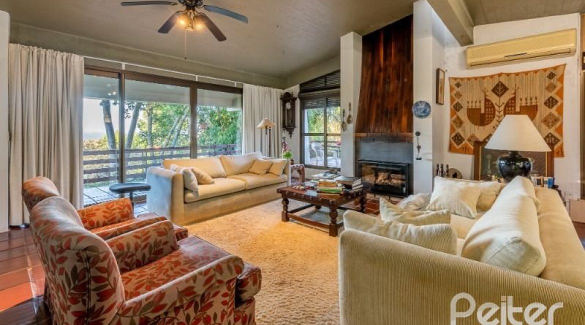 Casa à venda com 600m², 3 dormitórios, 1 suíte, 8 vagas, no bairro Vila Assunção em Porto Alegre