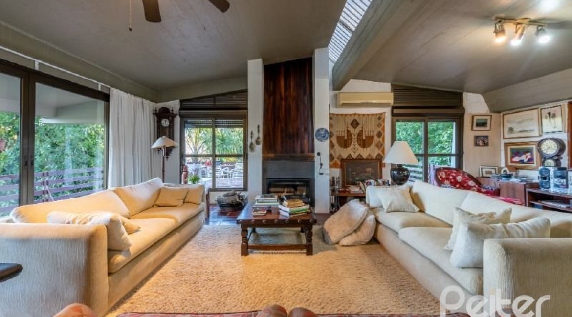 Casa à venda com 600m², 3 dormitórios, 1 suíte, 8 vagas, no bairro Vila Assunção em Porto Alegre